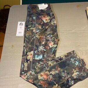 Floral pattern leggings. Full length. With side pockets to fit phone.